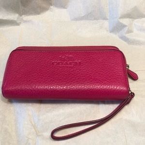 Beautiful Coach Fuscia Leather Wristlet - EUC